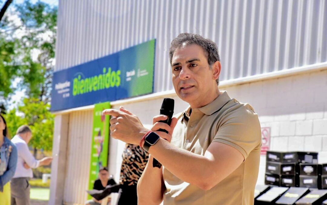 «INTENDENTE GASTÓN HISSA ENTREGA CALZADO DE SEGURIDAD A PERSONAL DE ESPACIOS VERDES»