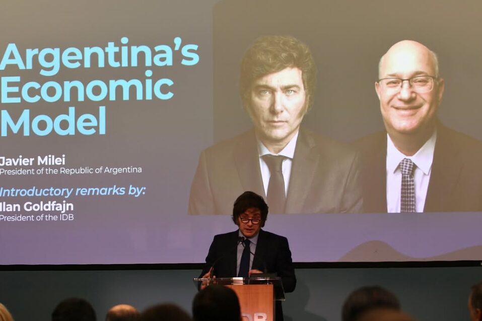 MILEI DEFIENDE SU PLAN DE AJUSTE ECONÓMICO ANTE EL BANCO INTERAMERICANO DE DESARROLLO