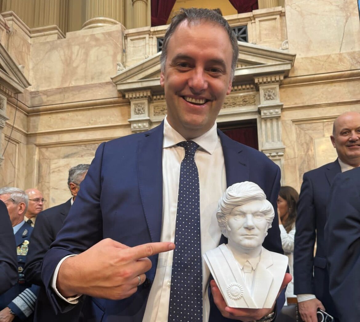 EL ARTISTA MENDOCINO DETRÁS DEL BUSTO DE JAVIER MILEI