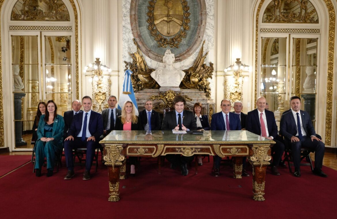EL PRESIDENTE JAVIER MILEI Y SU GABINETE ANUNCIAN EL FIN DEL CEPO CAMBIARIO