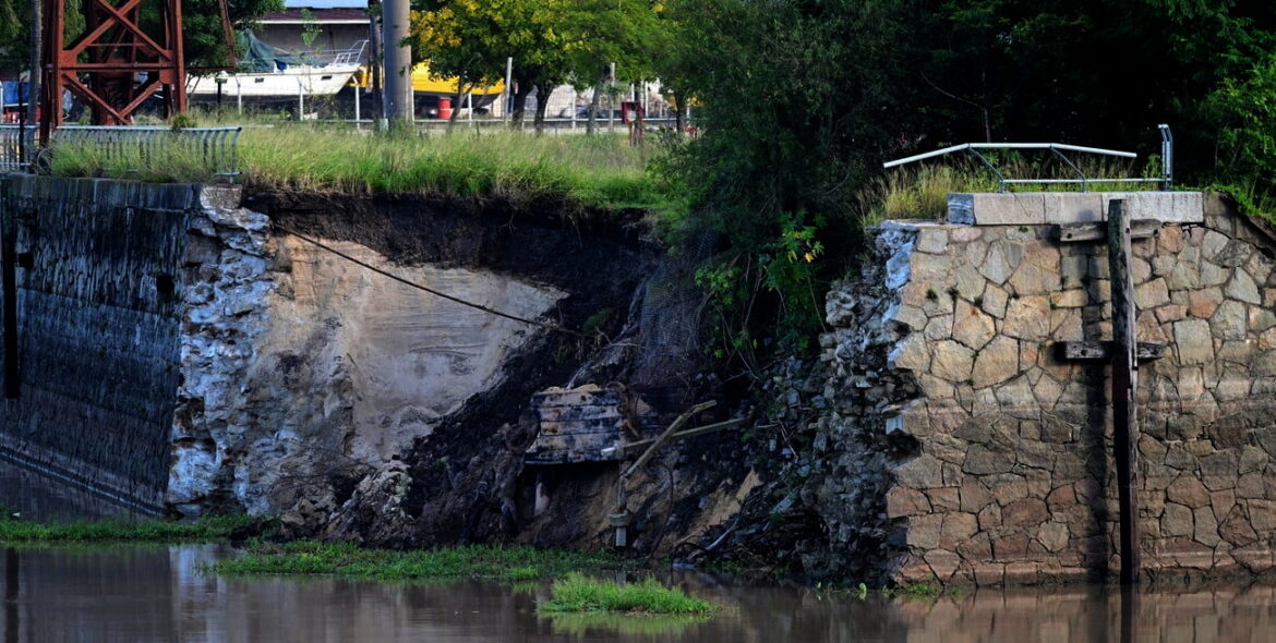 SANTA FE.IMPORTANTE DERRUMBE EN EL PUERTO