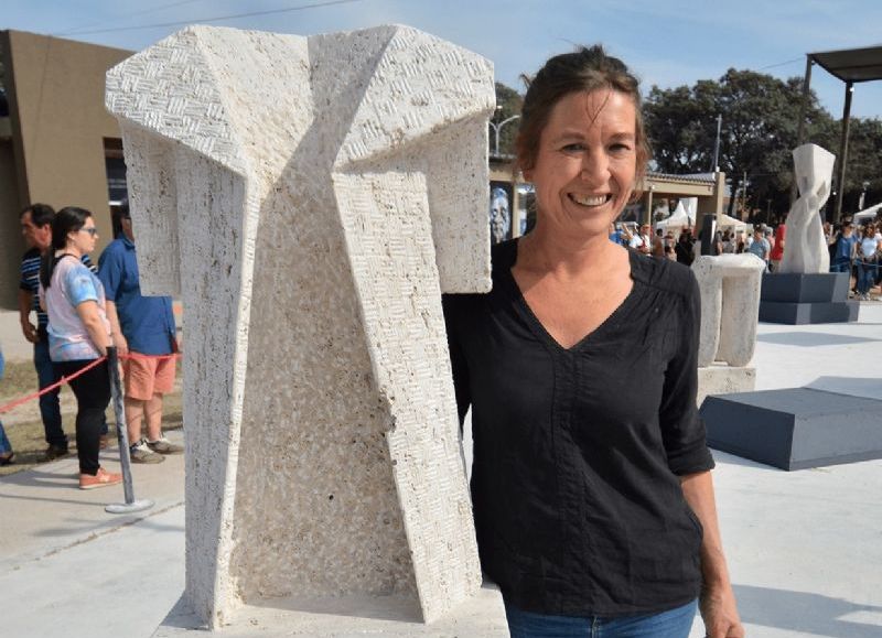 VERENA MAYER-TASCH PRESENTA NUEVA ESCULTURA EN RESISTENCIA