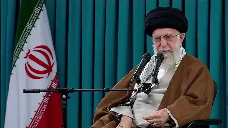 EL DÍA DESPUÉS DEL AYATOLÀ: EL RÉGIMEN IRANÍ EN LA ENCRUCIJADA