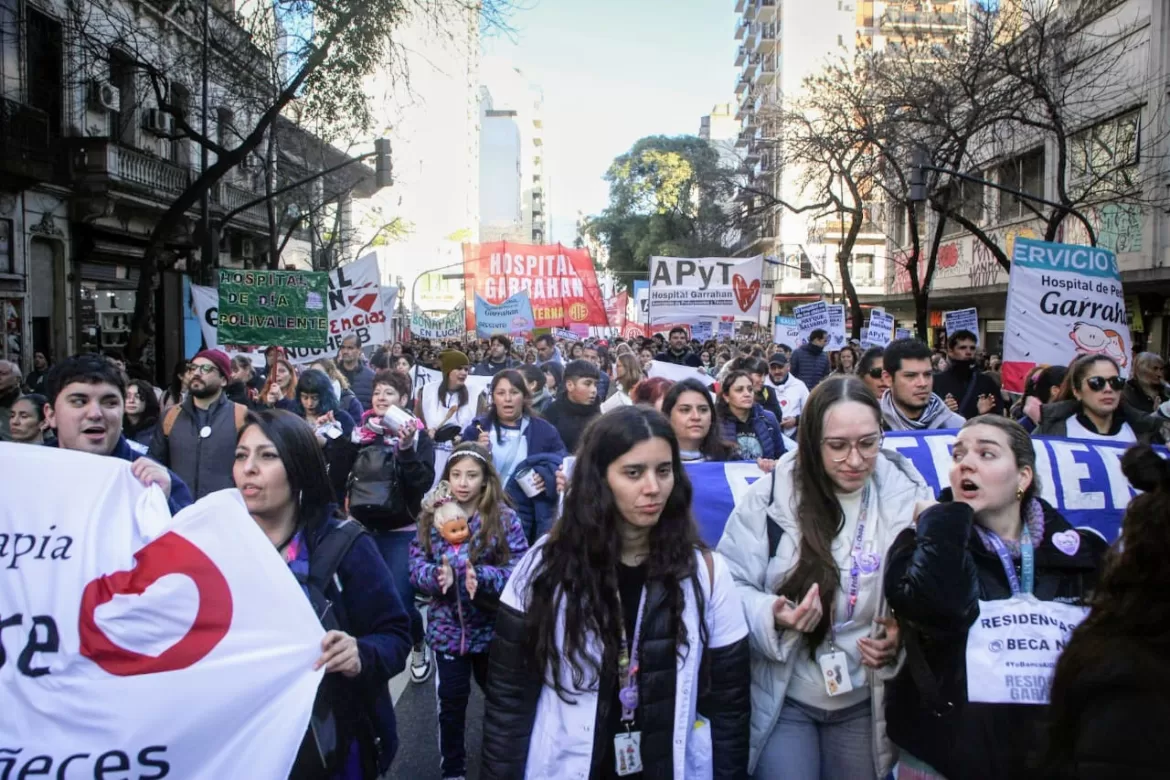 MARCHA DEL PERSONAL DEL HOSPITAL GARRAHAN: FUERTE RECLAMO SALARIAL EN PLAZA DE MAYO