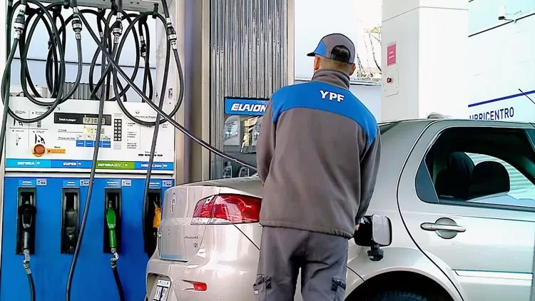 YPF AUMENTA 3,5% LA NAFTA Y EL GASOIL Y LANZA DESCUENTOS NOCTURNOS