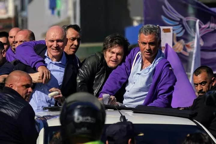 ATAQUE A PIEDRAZOS A LA CARAVANA DE MILEI EN LOMAS DE ZAMORA