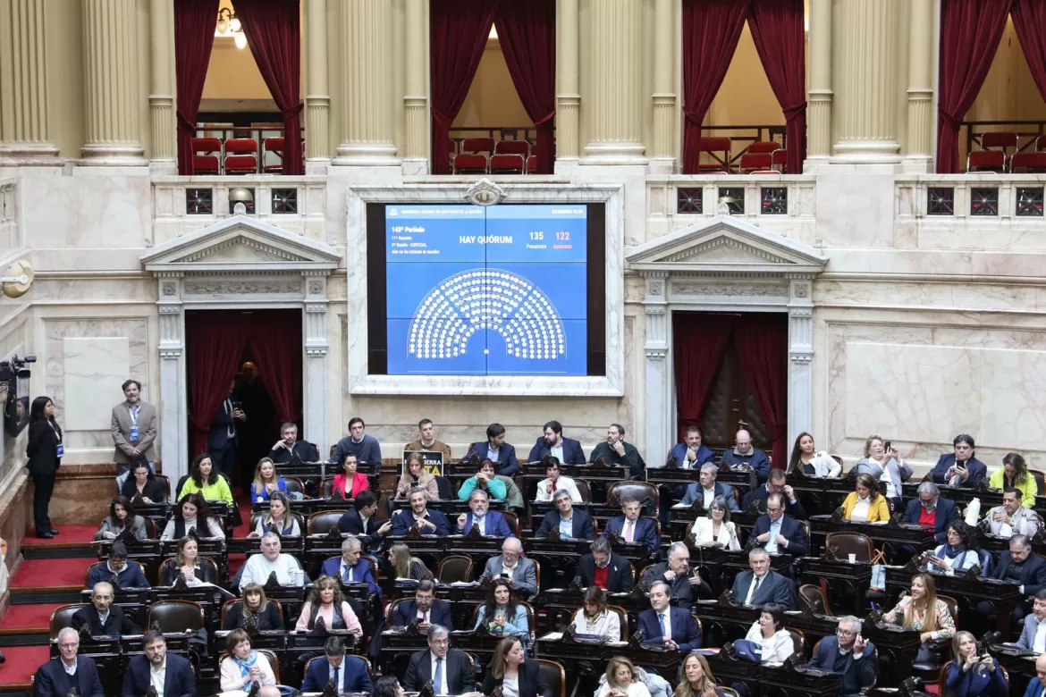 DIPUTADOS DEBATE LOS VETOS DE MILEI EN MEDIO DE UNA JORNADA DE ALTA TENSIÓN POLÍTICA Y SOCIAL