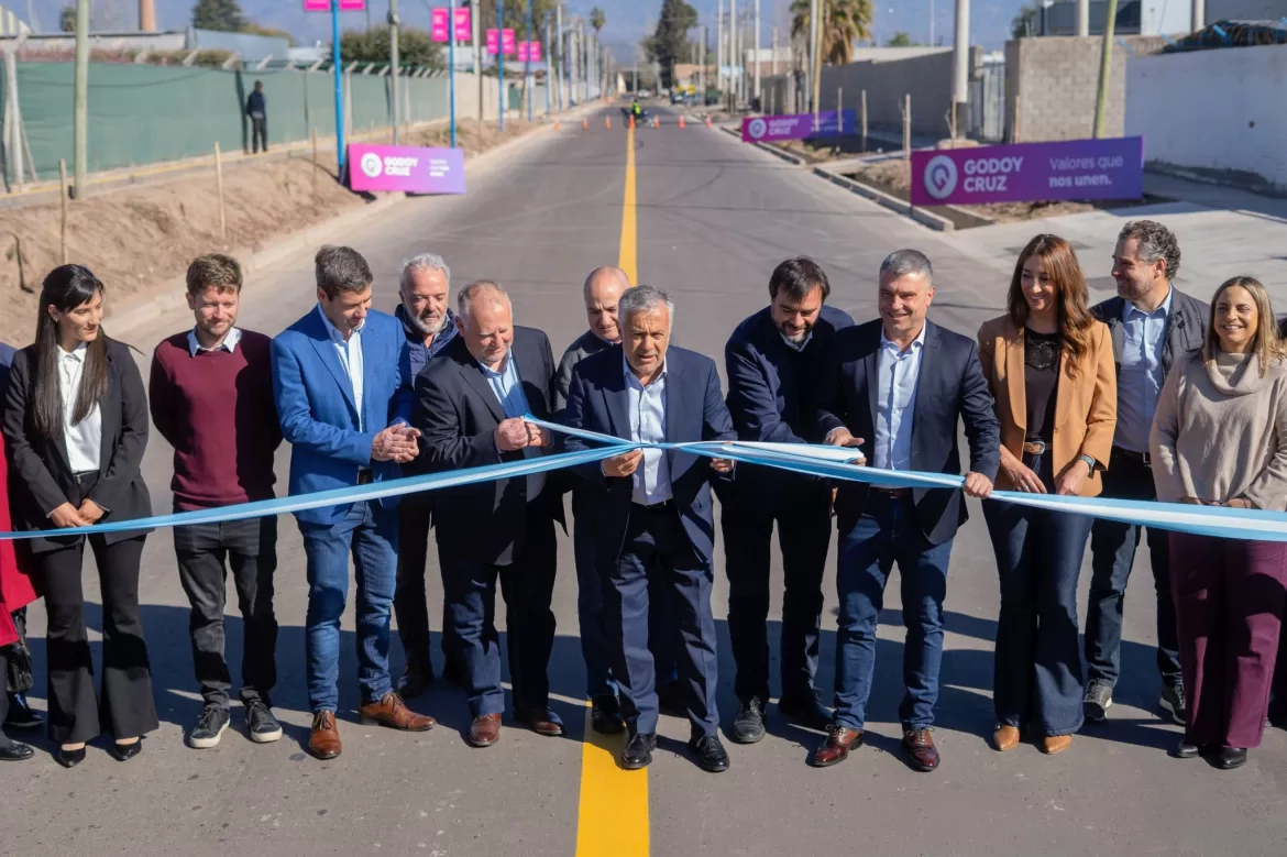 CORNEJO INAUGURÓ LA REMODELACIÓN DE CALLE ALSINA