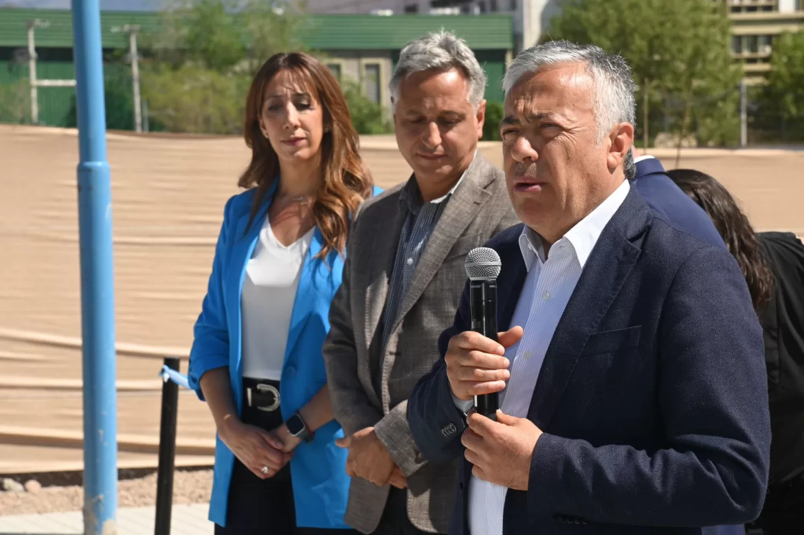 ALFREDO CORNEJO INAUGURA LA PRIMERA ETAPA DEL CENTRO URBANO ARIZU