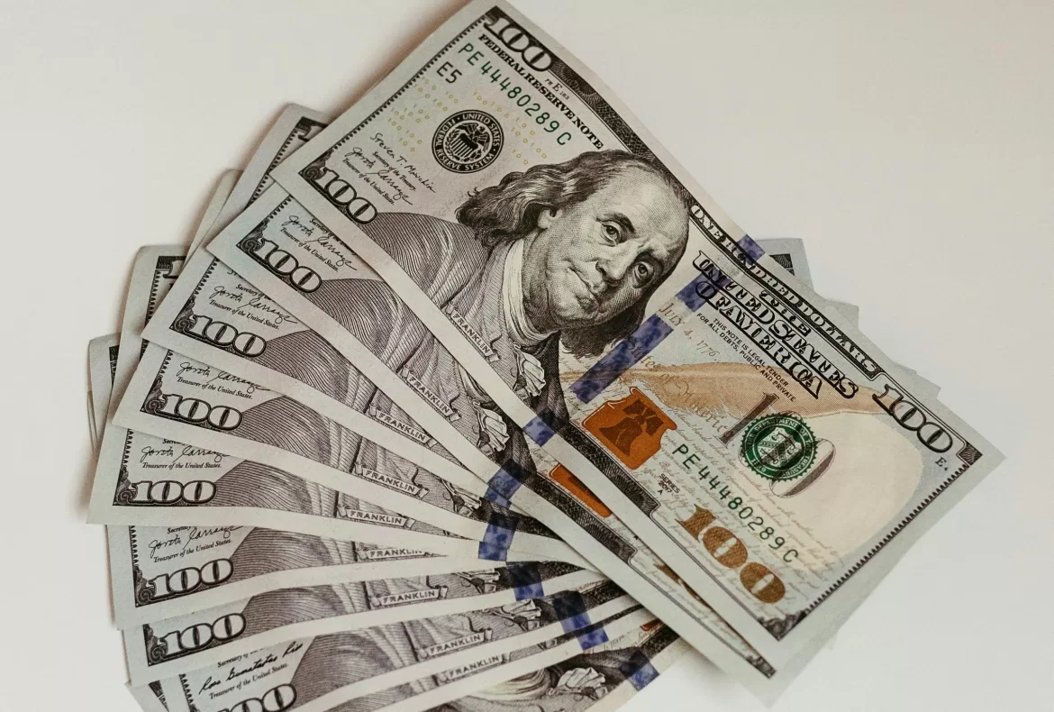 DÓLAR HOY: EL BLUE SE MANTIENE EN $1405 Y EL OFICIAL EN $1360