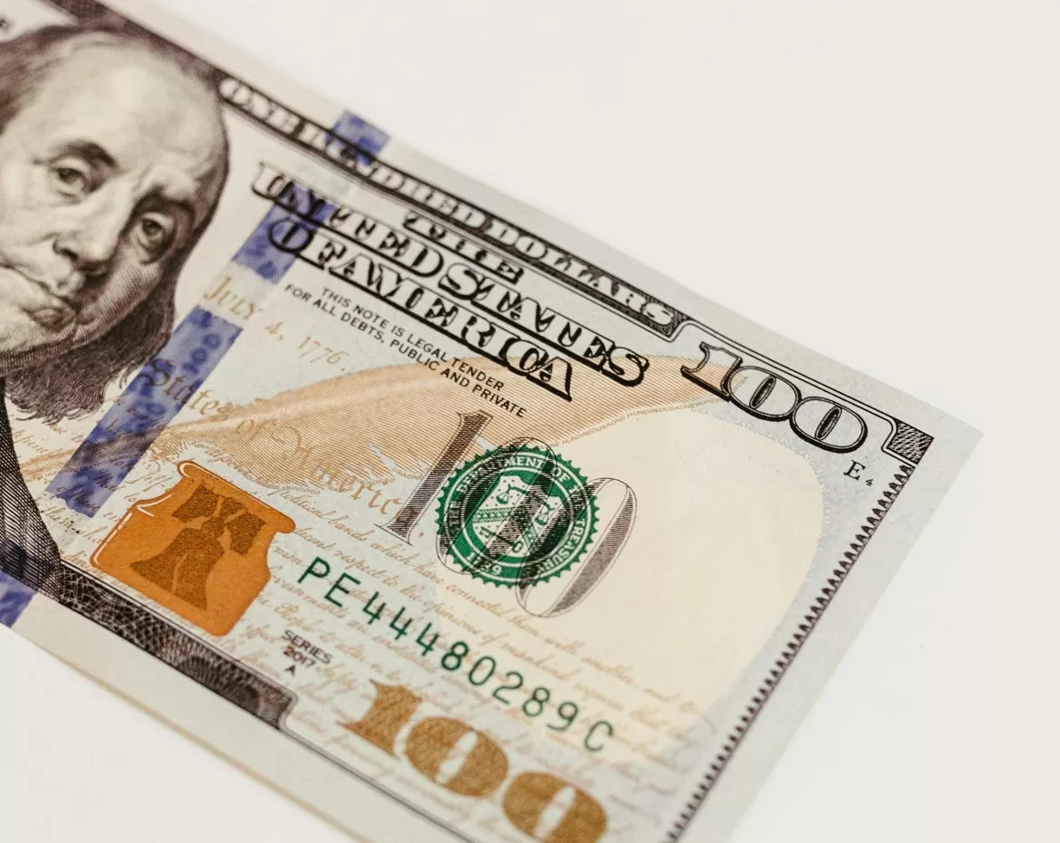 DÓLAR HOY: EL BLUE SUBE Y CIERRA EN $1475, MIENTRAS EL OFICIAL SE VENDE A $1400