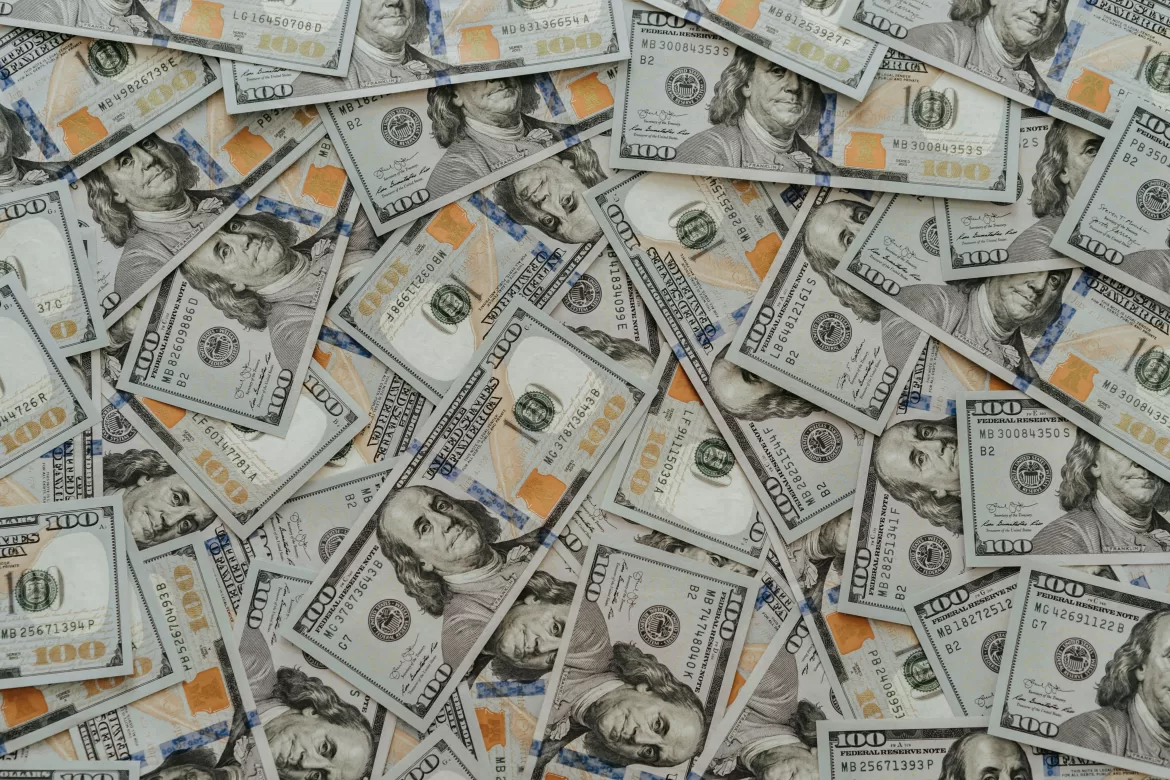 EL DÓLAR BLUE SUBE A $1410 Y EL RIESGO PAÍS QUEDA AL BORDE DE LOS 1000 PUNTOS