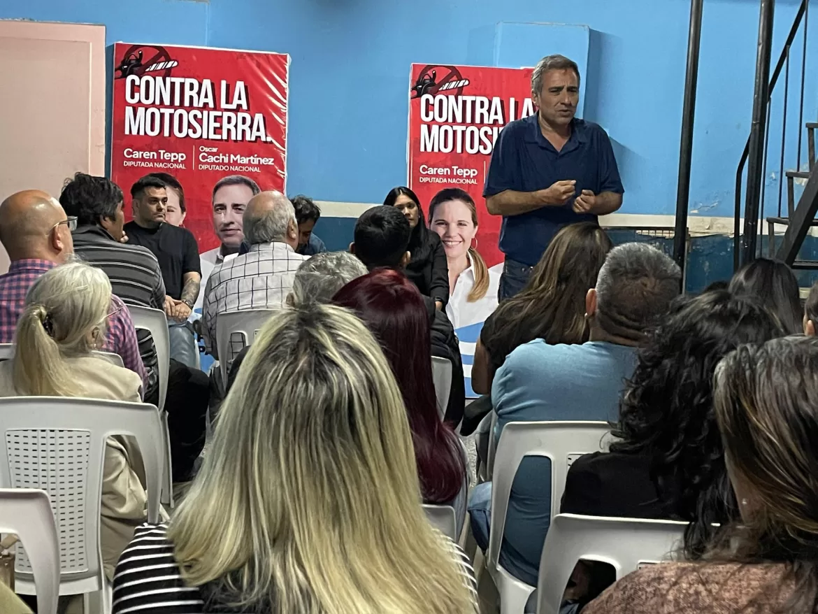 CACHI MARTÍNEZ RECORRIÓ BARRIOS DE SANTA FE CON UN MENSAJE CONTRA EL AJUSTE