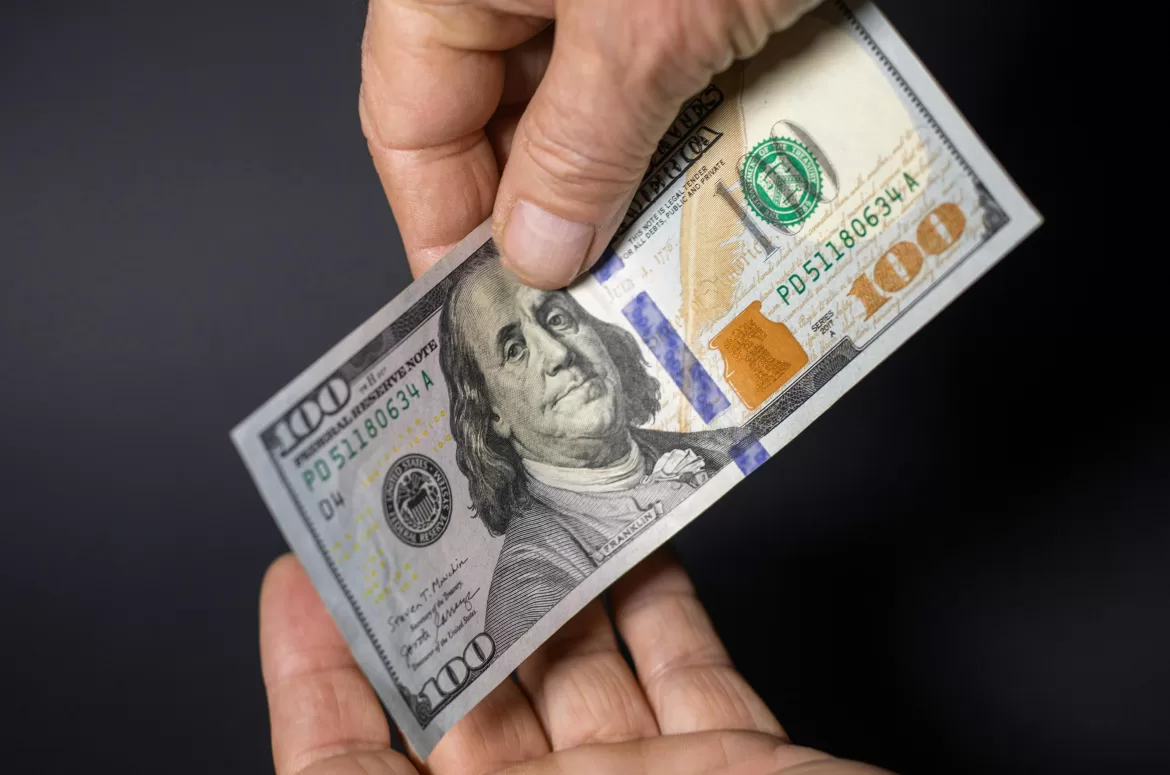 DÓLAR HOY: EL OFICIAL SUPERA LOS $1500 Y EL BLUE SE MANTIENE EN $1465