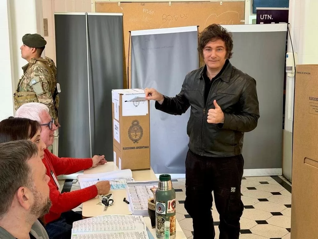 ELECCIONES 2025: JAVIER MILEI VOTÓ EN ALMAGRO ACOMPAÑADO POR SU HERMANA