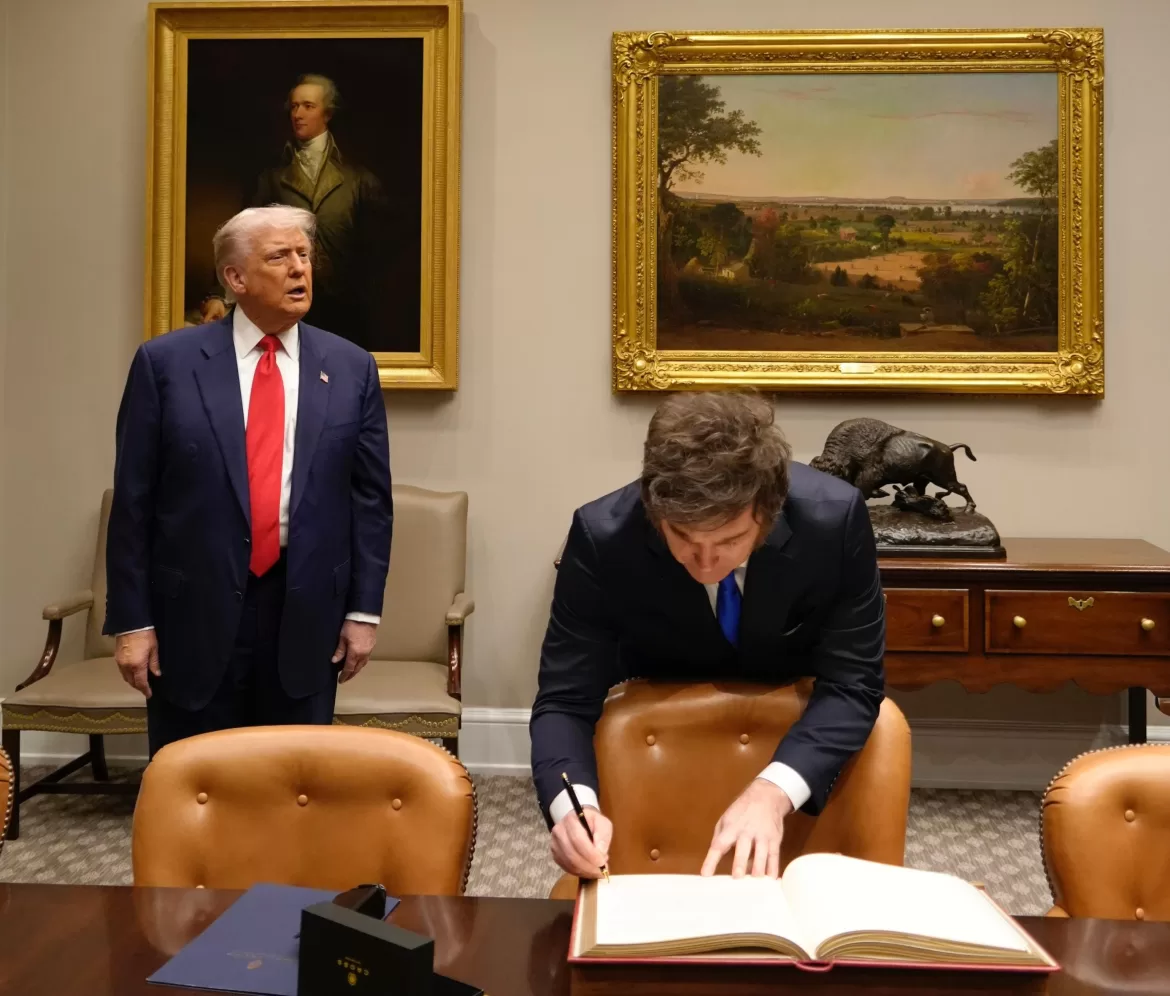 MILEI FIRMÓ EL LIBRO DE HONOR DE LA CASA BLANCA JUNTO A DONALD TRUMP