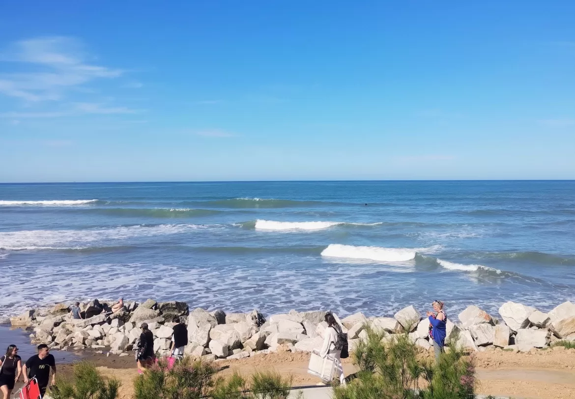 MAR DEL PLATA TUVO SOL, PLAYAS LLENAS Y OPTIMISMO EN EL ARRANQUE DEL FIN DE SEMANA LARGO