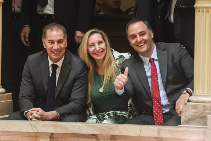 VILLARRUEL TOMÓ JURAMENTO A LOS NUEVOS SENADORES ANTE LA PRESENCIA DE KARINA MILEI Y MANUEL ADORNI