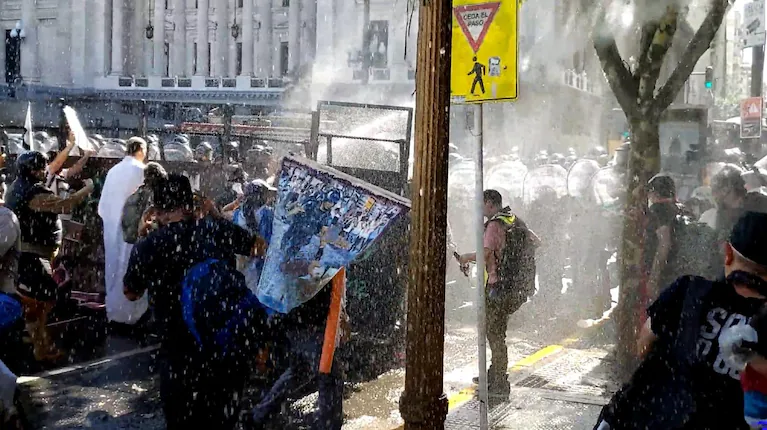 INCIDENTES FRENTE AL CONGRESO EN PLENA SESIÓN POR EL PRESUPUESTO 2026