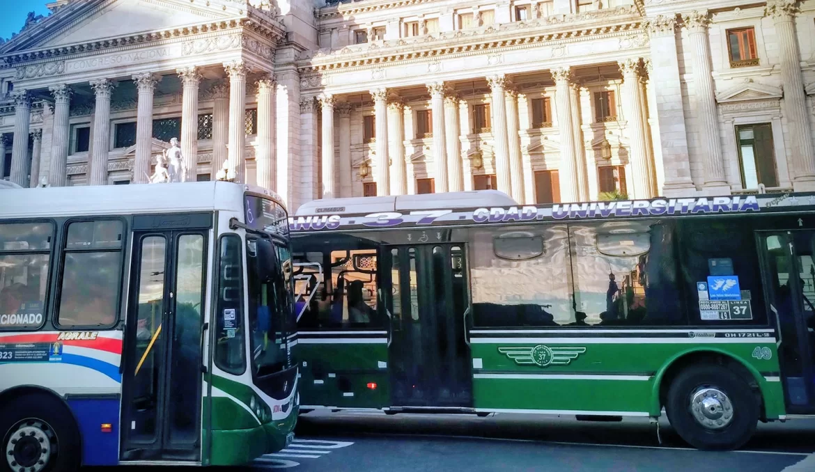 CAOS EN EL AMBA: MÁS DE 20 LÍNEAS DE COLECTIVOS PARALIZADAS POR FALTA DE PAGO