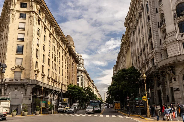 EL SMN ALERTA POR UNA JORNADA VENTOSA EN EL AMBA: INESTABILIDAD ACOTADA Y SUBA DE TEMPERATURAS HACIA EL FIN DE SEMANA