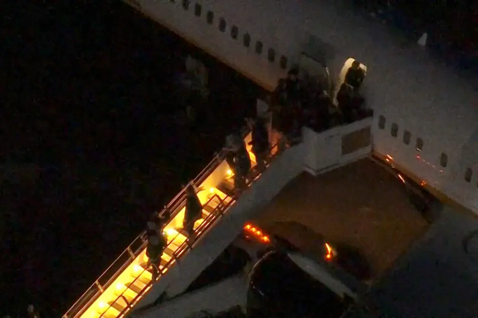 MADURO YA ESTÁ EN NUEVA YORK: BAJÓ ESPOSADO DE UN AVIÓN MILITAR Y QUEDÓ A DISPOSICIÓN DE LA JUSTICIA DE EE.UU.