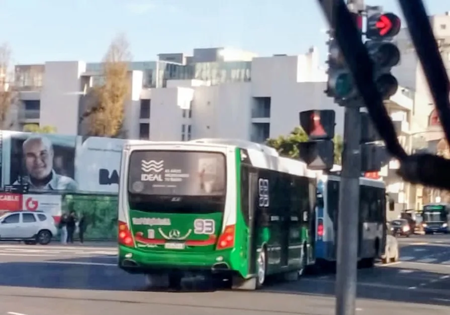 PARO DE COLECTIVOS COMPLICA EL CIERRE DE LA SEMANA EN EL AMBA