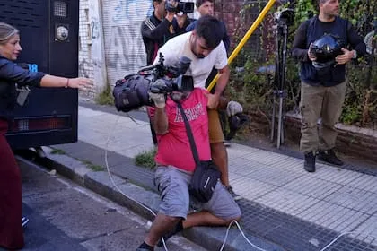 TENSIÓN EN EL CONGRESO: DENUNCIAN AGRESIÓN A UN CAMARÓGRAFO DURANTE UNA PROTESTA