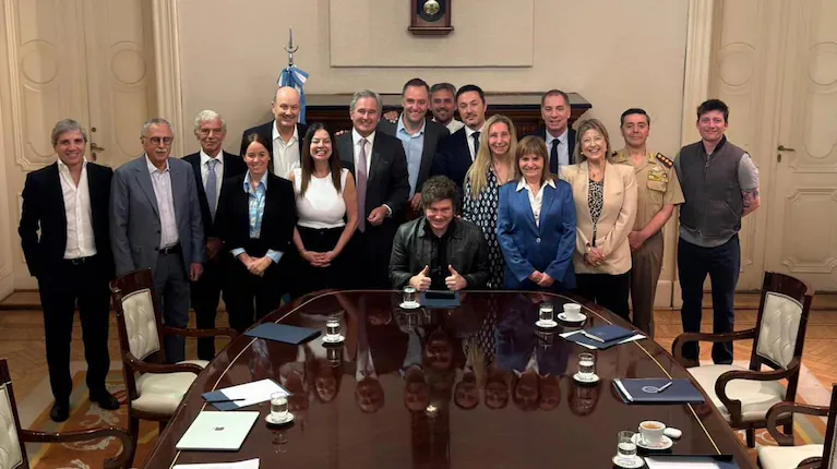 MILEI CONVOCA A SU MESA POLÍTICA PARA DEFINIR CAMBIOS EN LAS REFORMAS QUE IRÁN AL CONGRESO