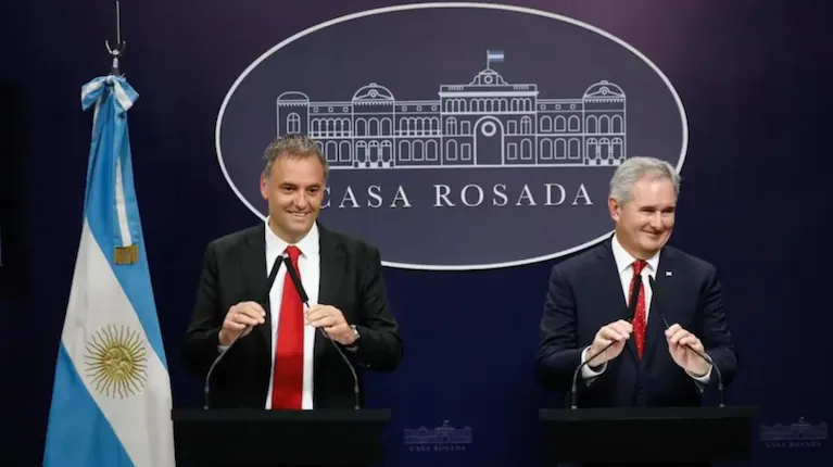 AJUSTE EN LOS VIAJES OFICIALES: EL GOBIERNO ENDURECE CONTROLES Y LIMITA BENEFICIOS