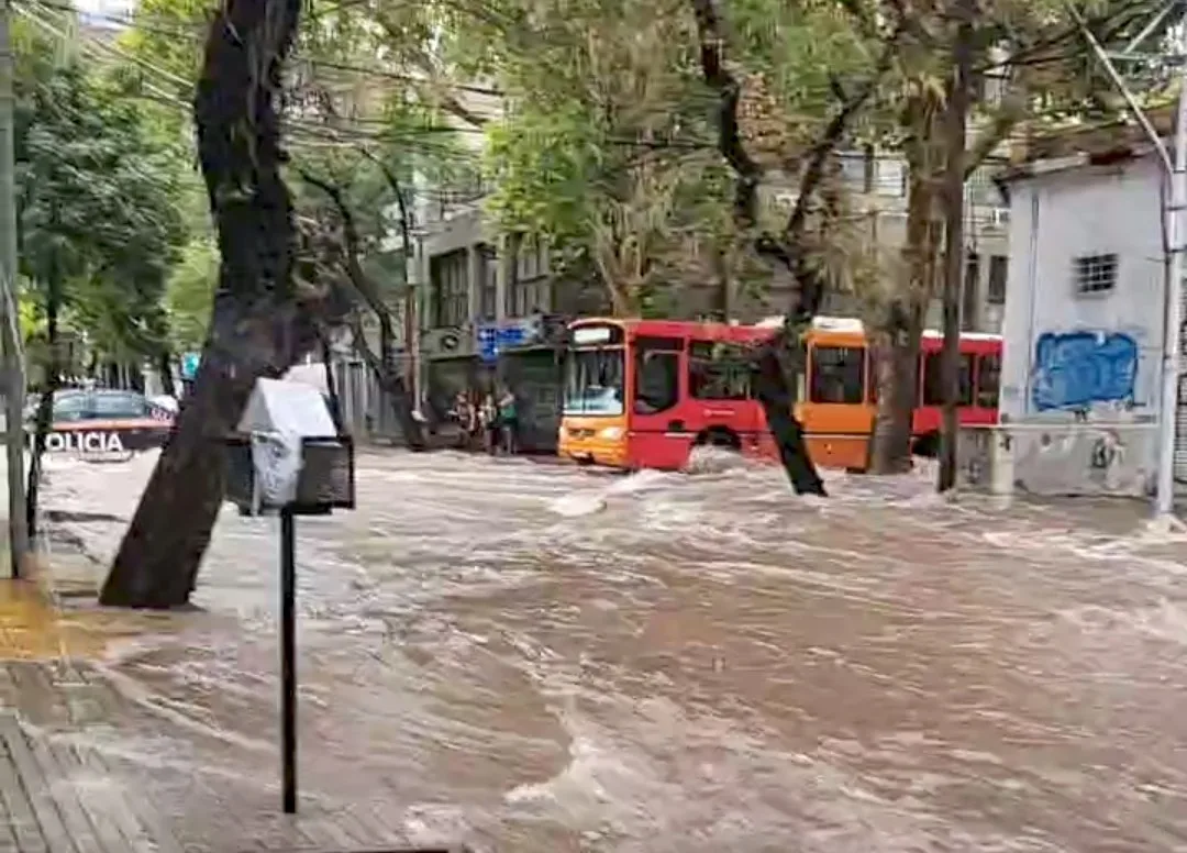 TEMPORAL EN MENDOZA: CALLES INUNDADAS, CANALES AL LÍMITE Y ALERTA NARANJA POR TORMENTAS