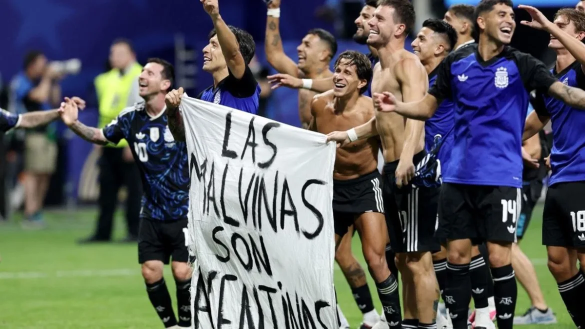 LA SELECCIÓN CELEBRÓ CON UNA BANDERA POR MALVINAS TRAS EL TRIUNFO ANTE INGLATERRA