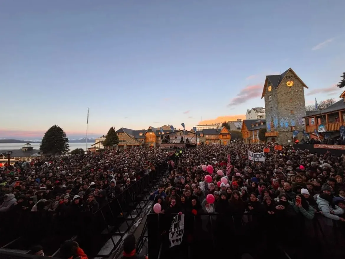 BARILOCHE DESPIDIÓ LA FIESTA DE LA NIEVE CON MÚSICA, FAMILIAS Y UNA TARDE A PLENO SOL