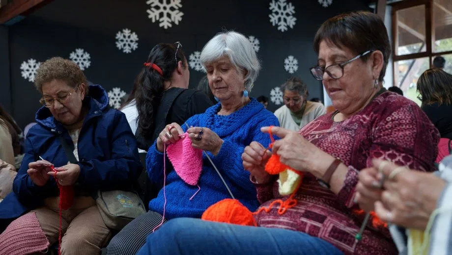 MÁS DE 50 MUJERES TEJIERON ABRIGO Y SOLIDARIDAD EN BARILOCHE