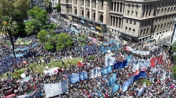 CGT Y CTA MARCHAN CONTRA EL GOBIERNO