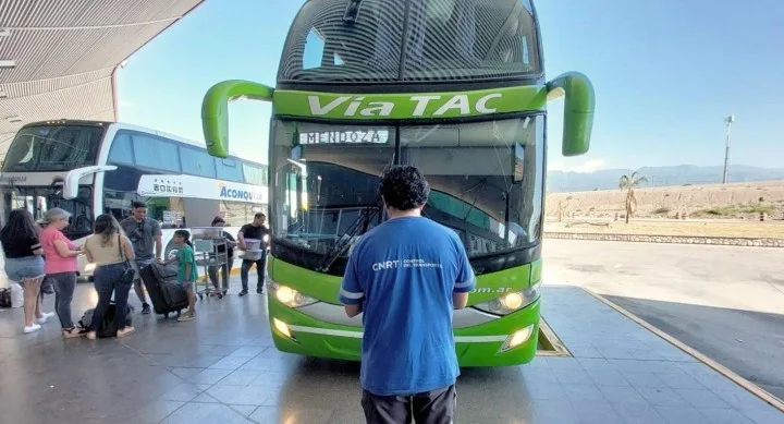 CHOFERES DE LARGA DISTANCIA, EN ALERTA POR SALARIOS, DESPIDOS Y CRISIS EMPRESARIA