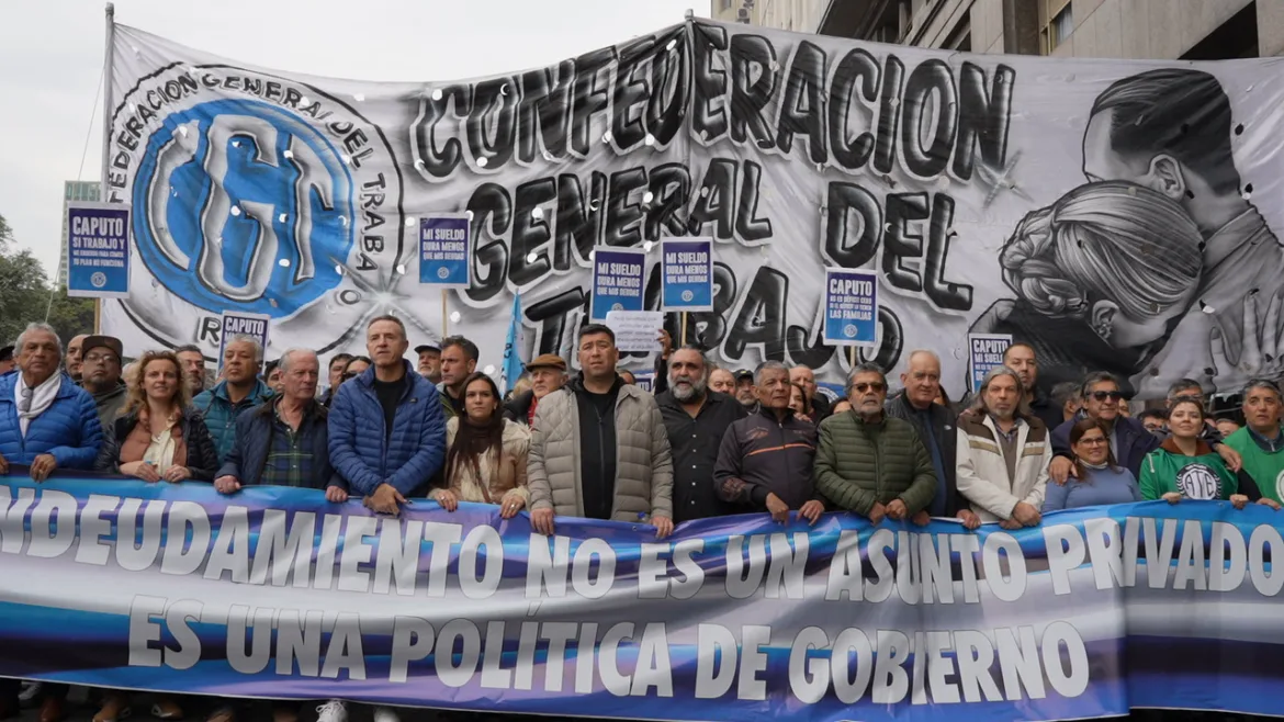 LA CGT MARCHA POR LA INDUSTRIA NACIONAL Y MANTIENE EN SUSPENSO UN NUEVO PARO